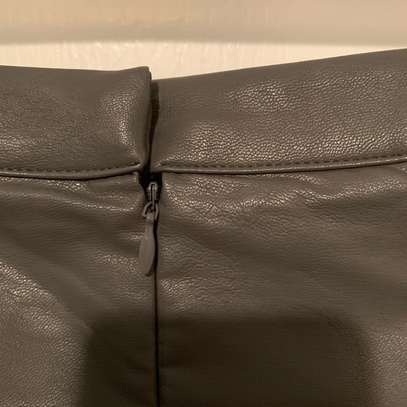Pleather skirt , grey - 2 slit pockets in front . Zipper back - Picture 5 of 5